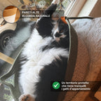 Gatto bianco e nero rannicchiato contro le pareti alte in corda naturale della Cesta Istinto