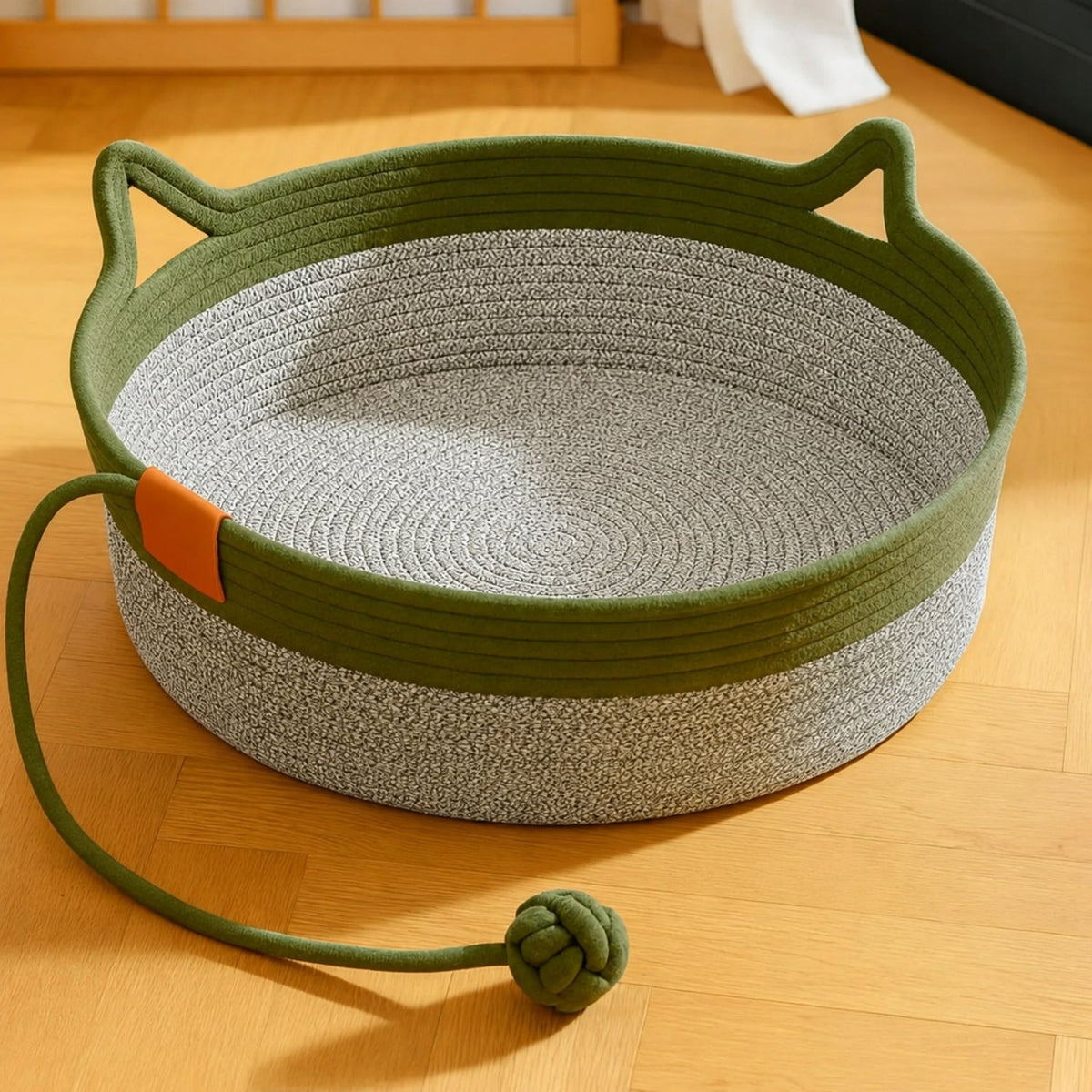 Cesta Istinto color Verde vista di tre quarti, con cordino e pallina di corda